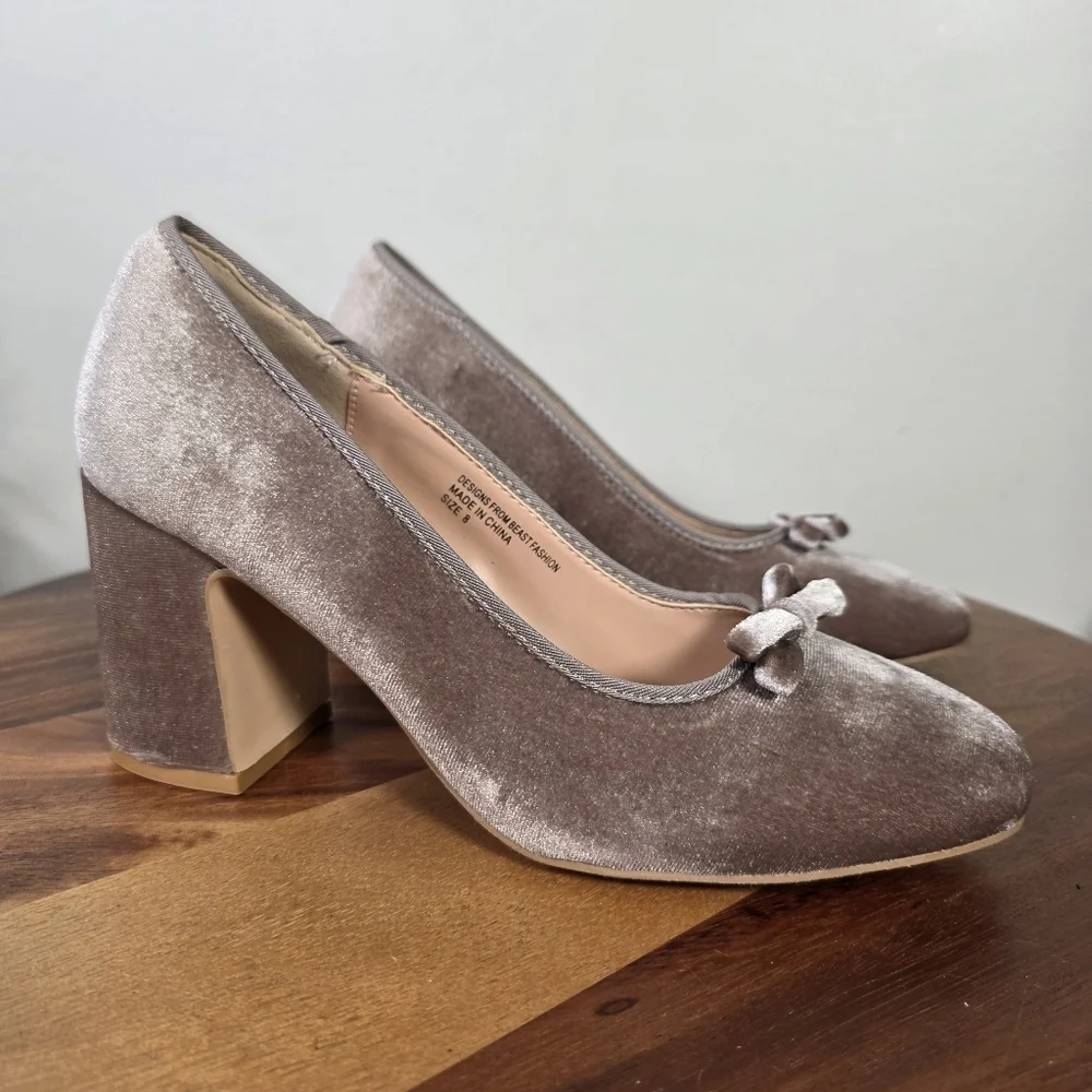 Beast Fashion Velvet Block Heel Pumps With Bow Size 8 Taupe
